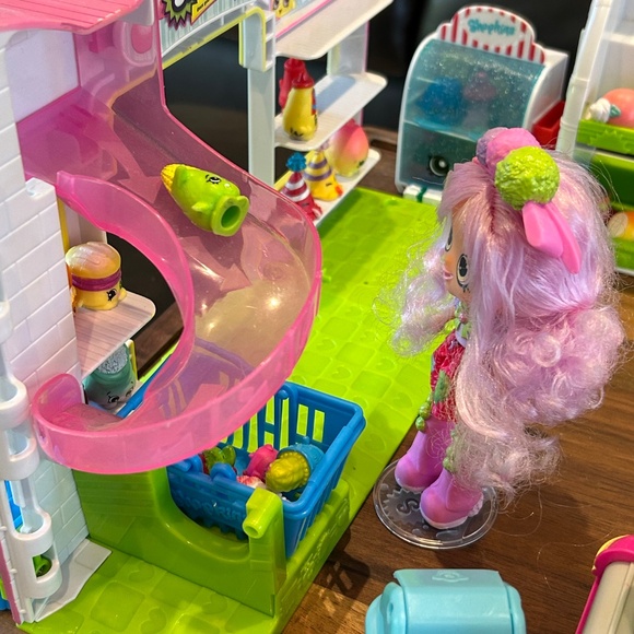 Lot of Hundres of Shopkins - Picture 9 of 13